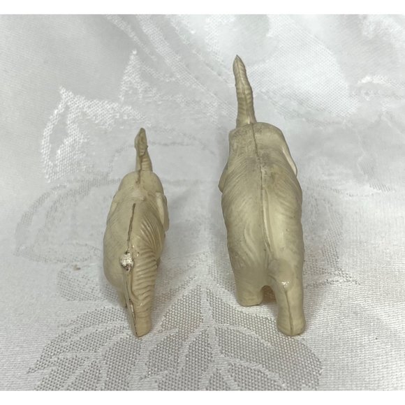 Vintage Set of 2 White Resin Elephant Figurines Trunks Up Lucky Elephants - Picture 3 of 9
